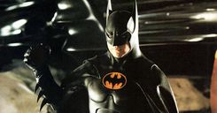 邁克爾·基頓在埃茲拉·米勒的《閃電俠》中扮演另一個蝙蝠俠